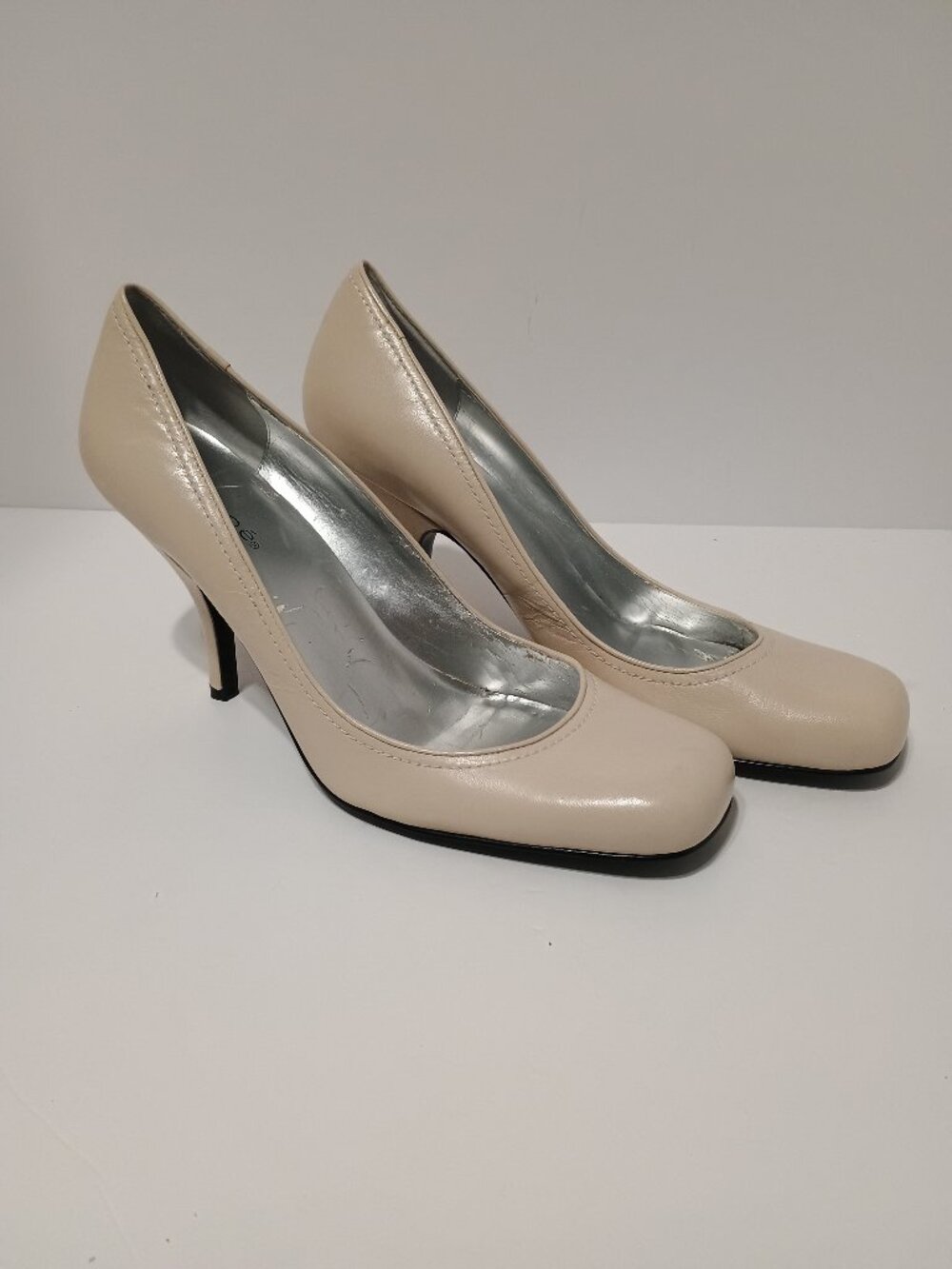 Maripé Beige Leather Round Toe Pumps Women’s Heels Nude Classic Career Shoes